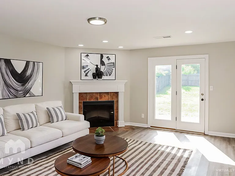 3225 Lakeland Dr — Photo 2