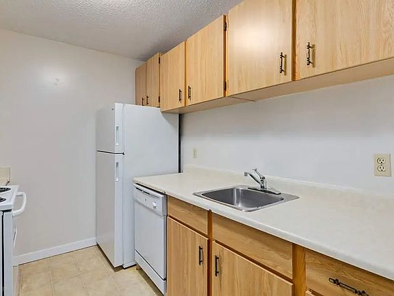 5th image of 640 Robert St E #303