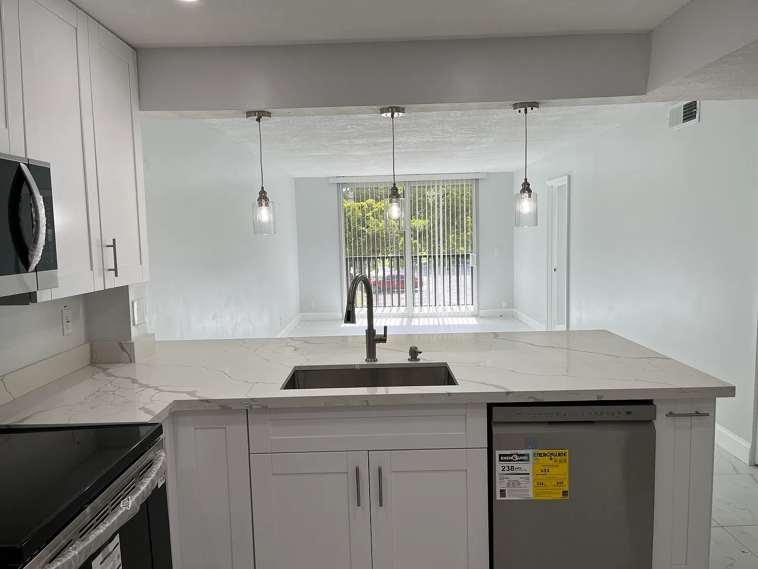 2 bed, 1.5 bath, 835 sqft, $2,000 — Photo 3