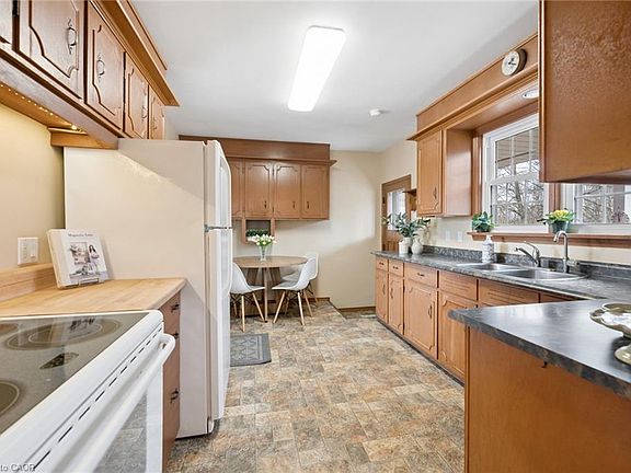 4th image of 21 Meadowlark Rd