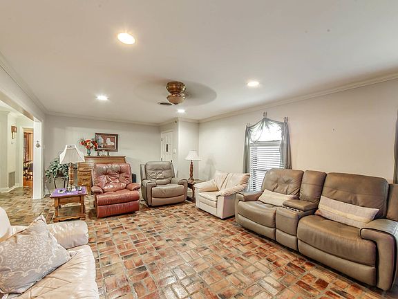 4th image of 304 Saint Bernard St