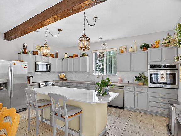 5th image of 388 Sand Ridge Dr