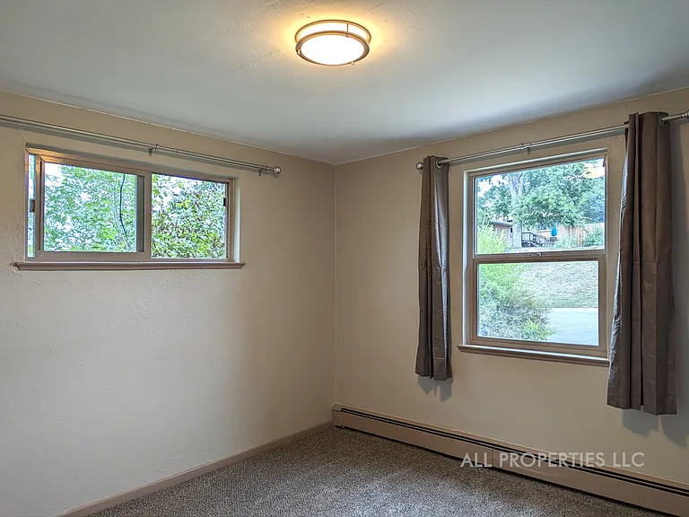 1005 N Newton St — Photo 8