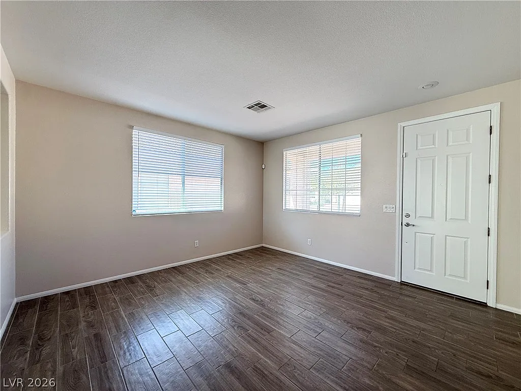 3 bed, 2.0 bath, 1396 sqft, $1,890 — Photo 2