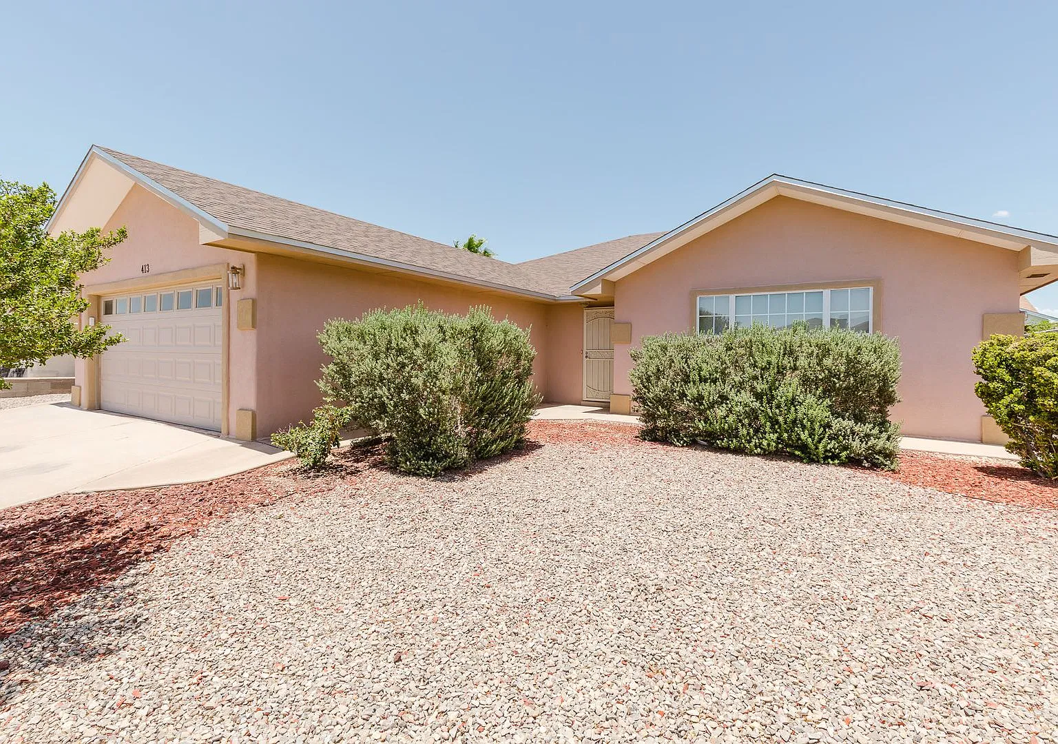 Spacious 4 Bedroom 2 Bath Home near Shopping — Photo 2