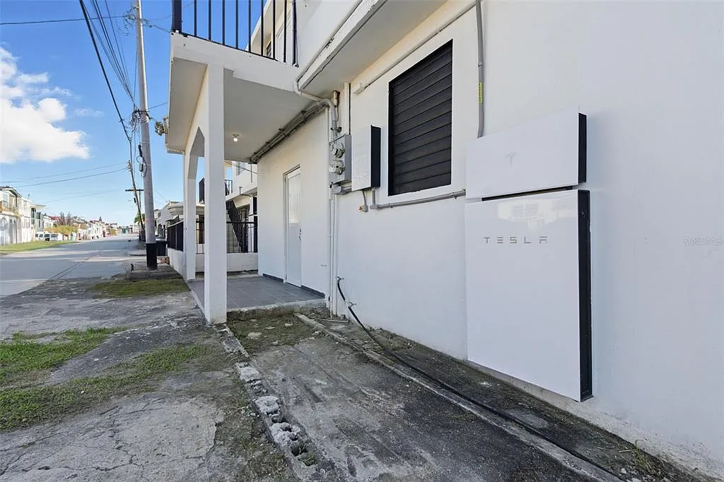 Building Photo - 19 Comunidad