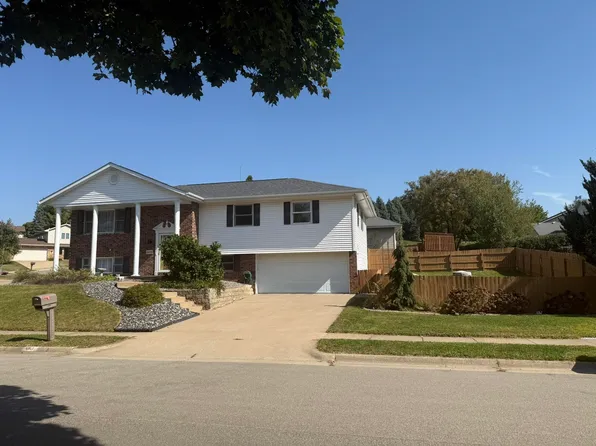 2620 Knob Hill Dr, Dubuque, IA 52003