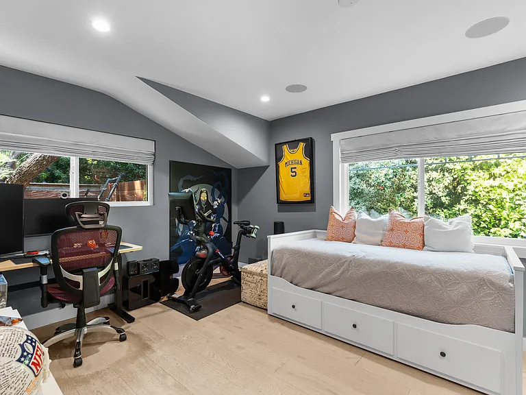 3286 Mandeville Canyon Rd — Photo 23