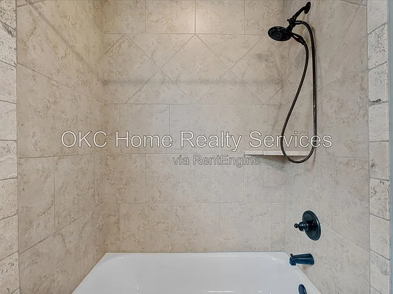 625 NE 23rd St — Photo 39