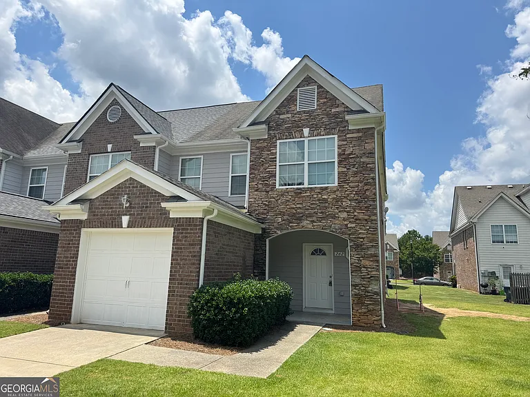 262 Village Dr — Photo 1
