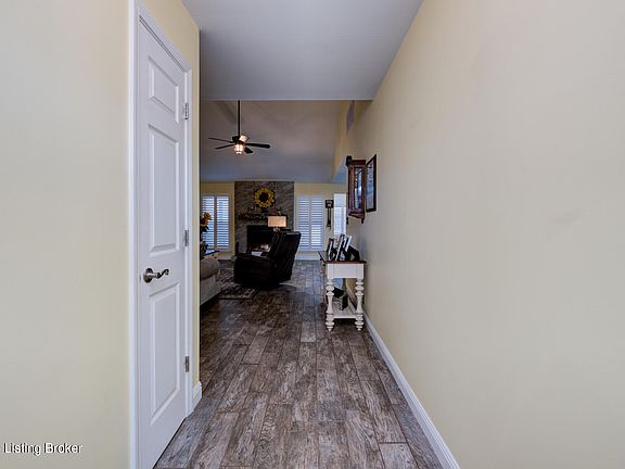 4th image of 32 N Country Dr
