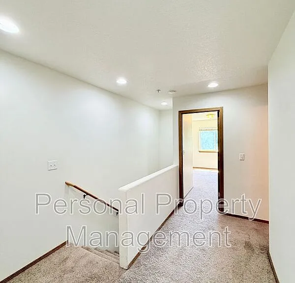 855 NW Ivy St — Photo 8
