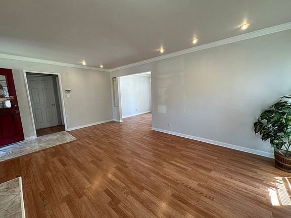5th image of 546 Richmond Ave