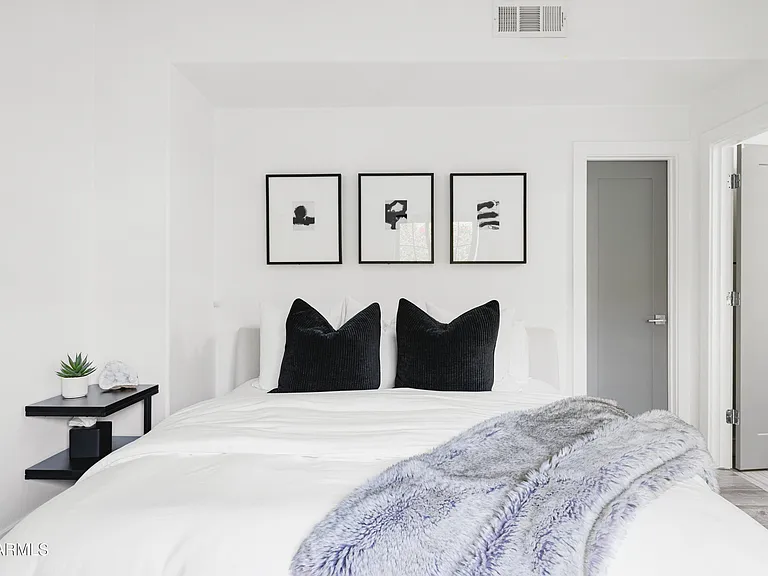 10011 E Windrose Dr — Photo 23