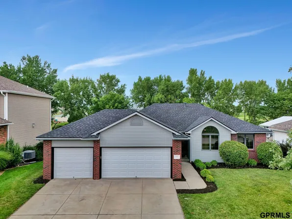 8910 Prairie Village Dr, Lincoln, NE 68507