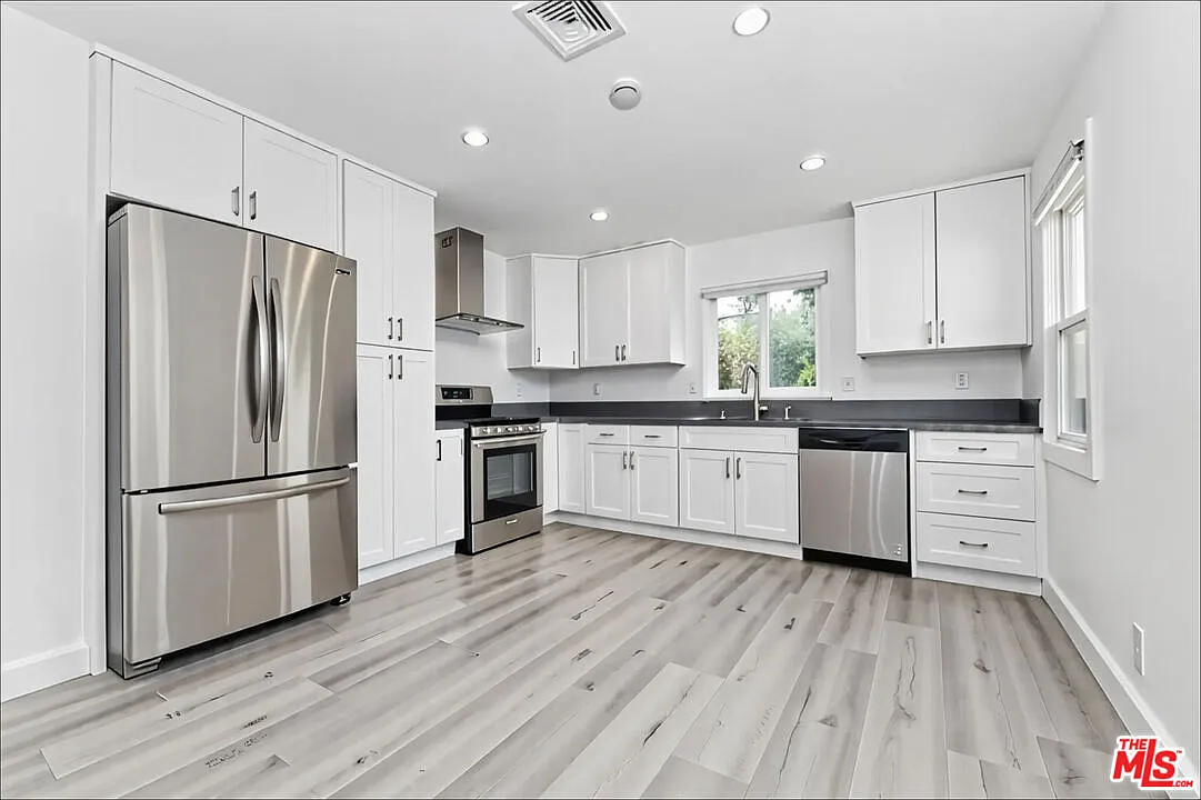 3 bed, 2.0 bath, 1325 sqft, $4,000 — Photo 2