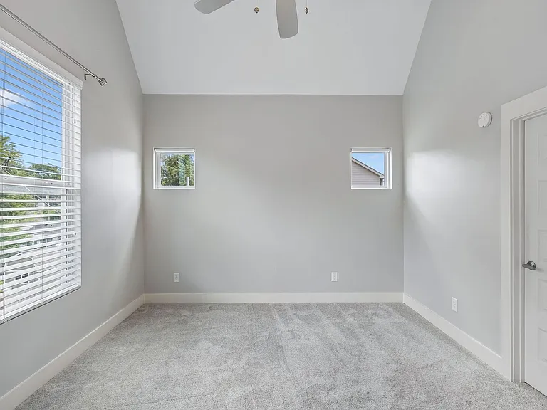 906 Smiley St — Photo 68