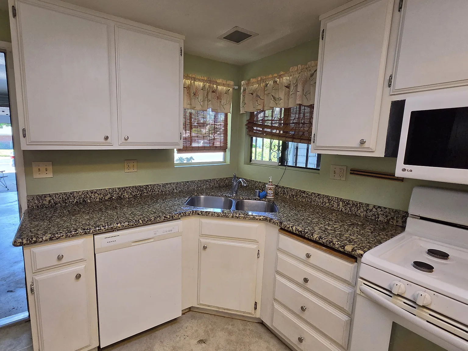 2329 Lido Cir — Photo 4