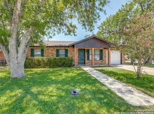 1002 Longleaf Dr, Floresville, TX 78114
