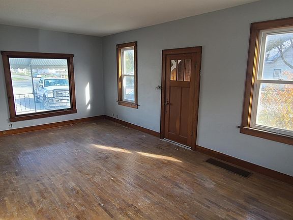 4th image of 305 S 3rd St