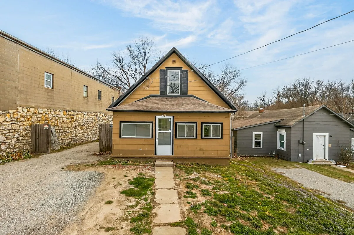 Building Photo - 221 N Crysler Ave