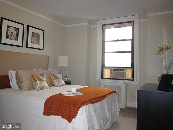 3rd image of 2031-35 E Locust St #205