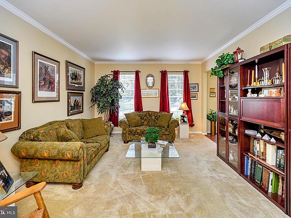 3rd image of 24 Westhampton Ct