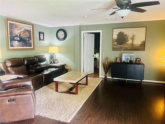 4th image of 124 Glenhaven Way