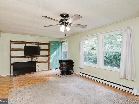 4th image of 422 N Walnut St