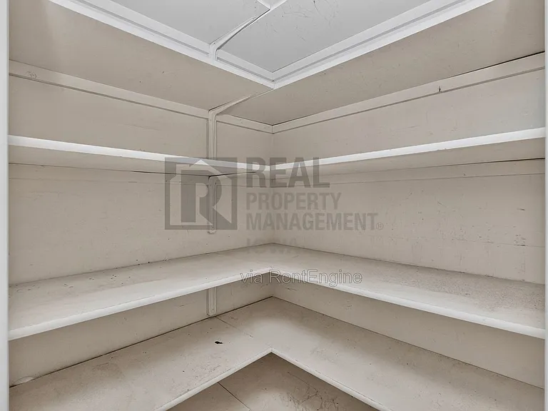 2305 NE Hanover Ct — Photo 14
