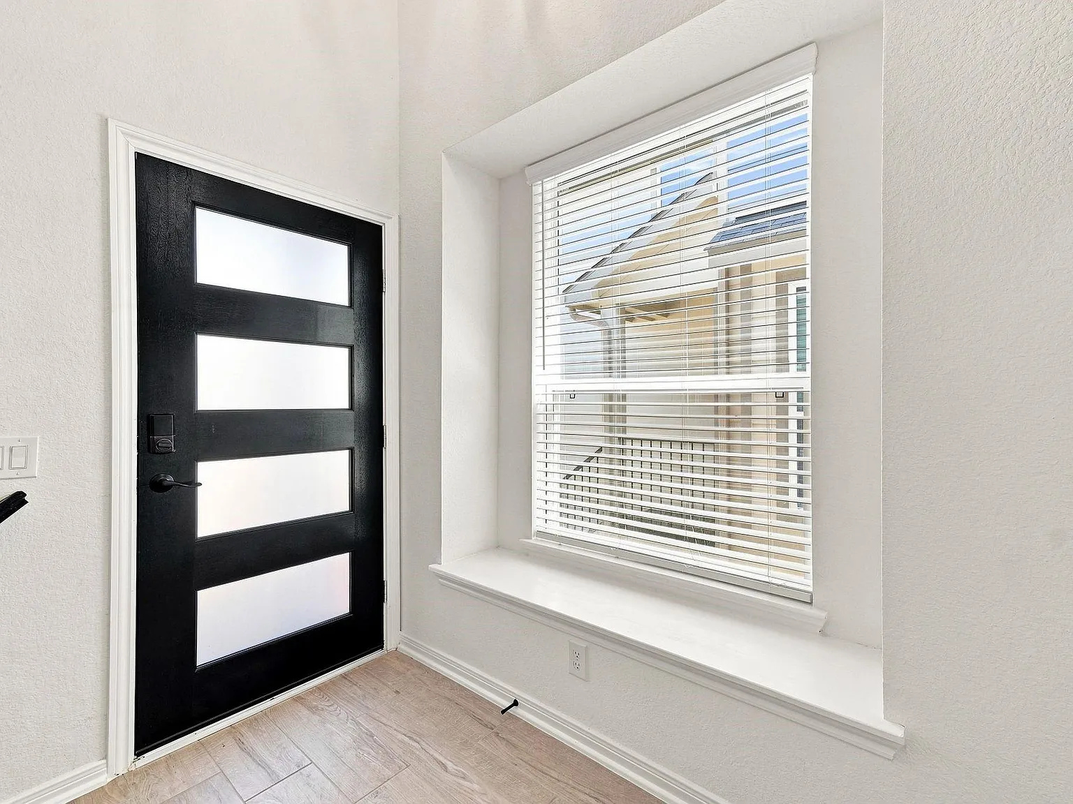 3 bed, 2.5 bath, 2160 sqft, $2,350 — Photo 4
