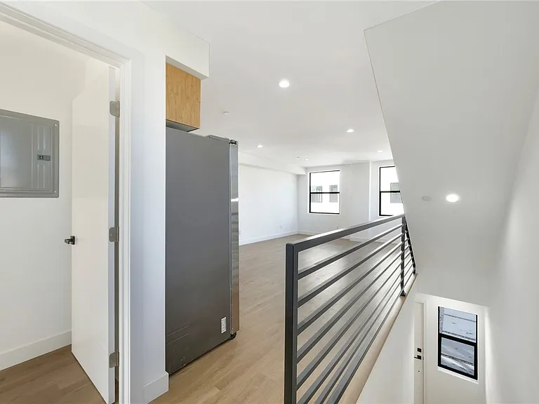 1856 S Redondo Blvd — Photo 4