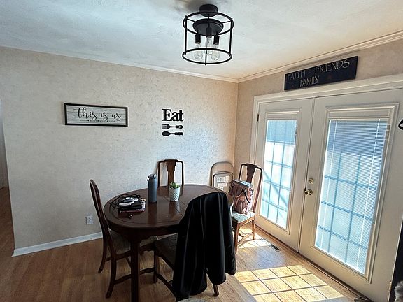 4th image of 704 Meadow Dr