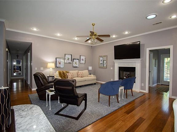 4th image of 806 E Sandlewood Dr
