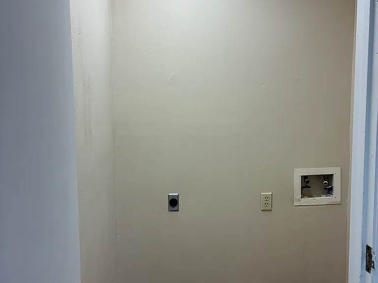 Utility room off kitchen area - has electric and gas dryer hookups
