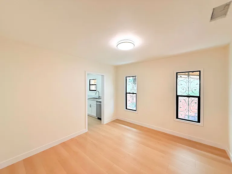 6130 Whitsett Avenue — Photo 7