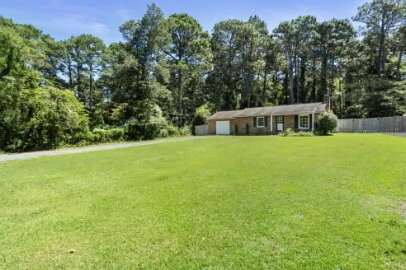 2 bed, 1.0 bath, 923 sqft, $1,600 — Photo 2
