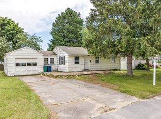 16 Holly Ln, Hampton, NH 03842