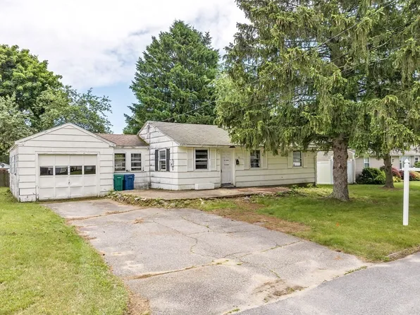 16 Holly Ln, Hampton, NH 03842