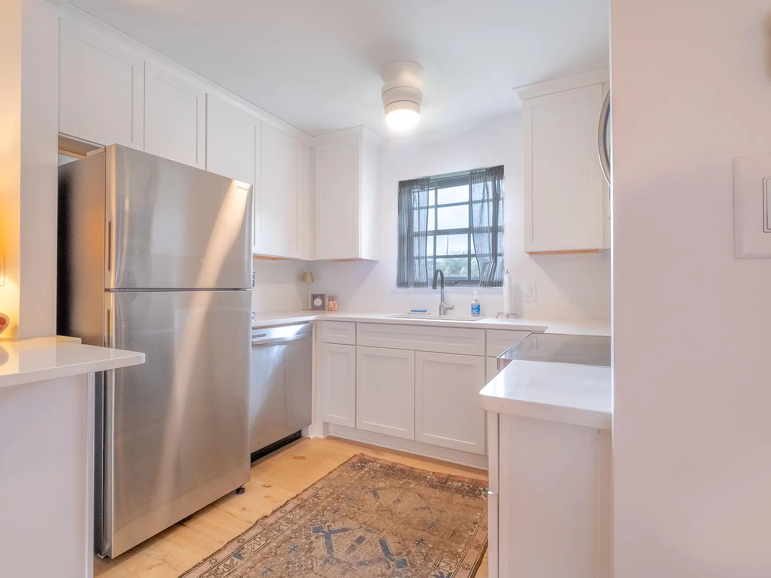 2 bed, 1.0 bath, 734 sqft, $2,350 — Photo 4