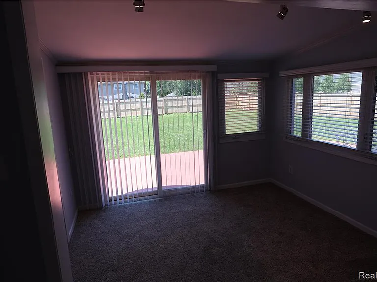 4121 Seminole Dr — Photo 26