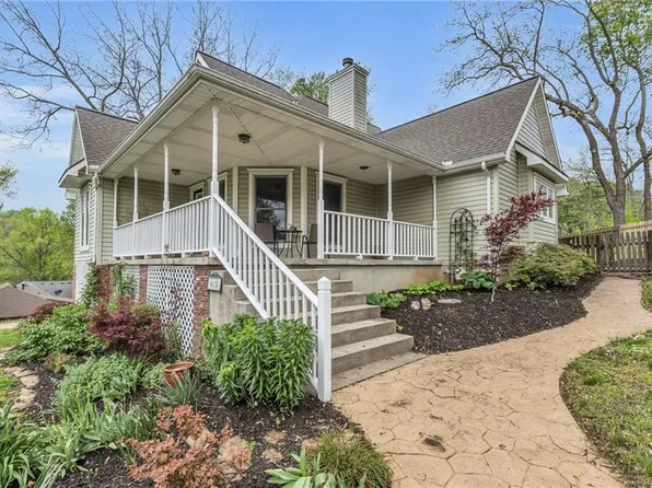 615 Cherry St, Weston, MO 64098