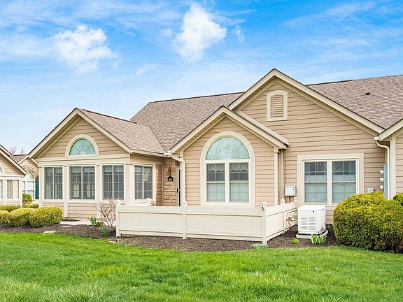 4th image of 817 Lambton Cir W