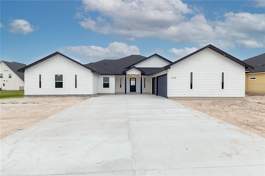 4 bed, 3.0 bath, 2736 sqft, $3,500 — Photo 1
