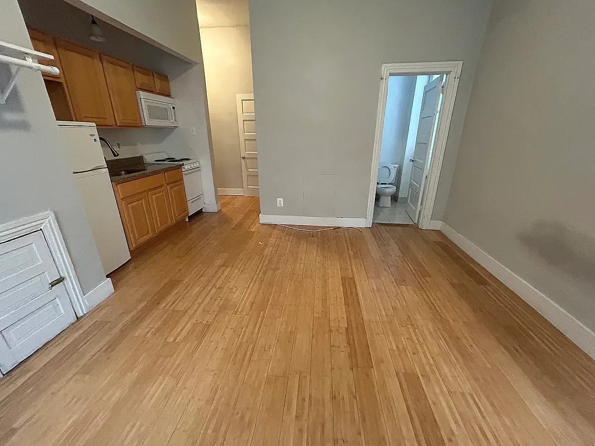 Studio, 240 sqft, $890 — Photo 2