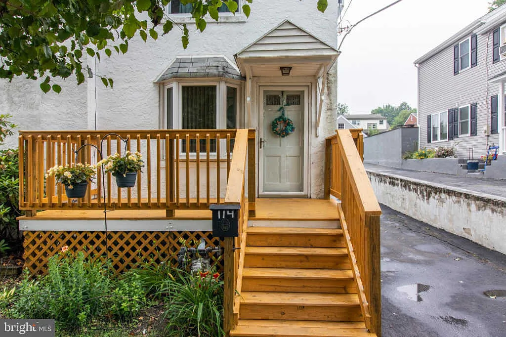 114 Garfield Ave photo 1