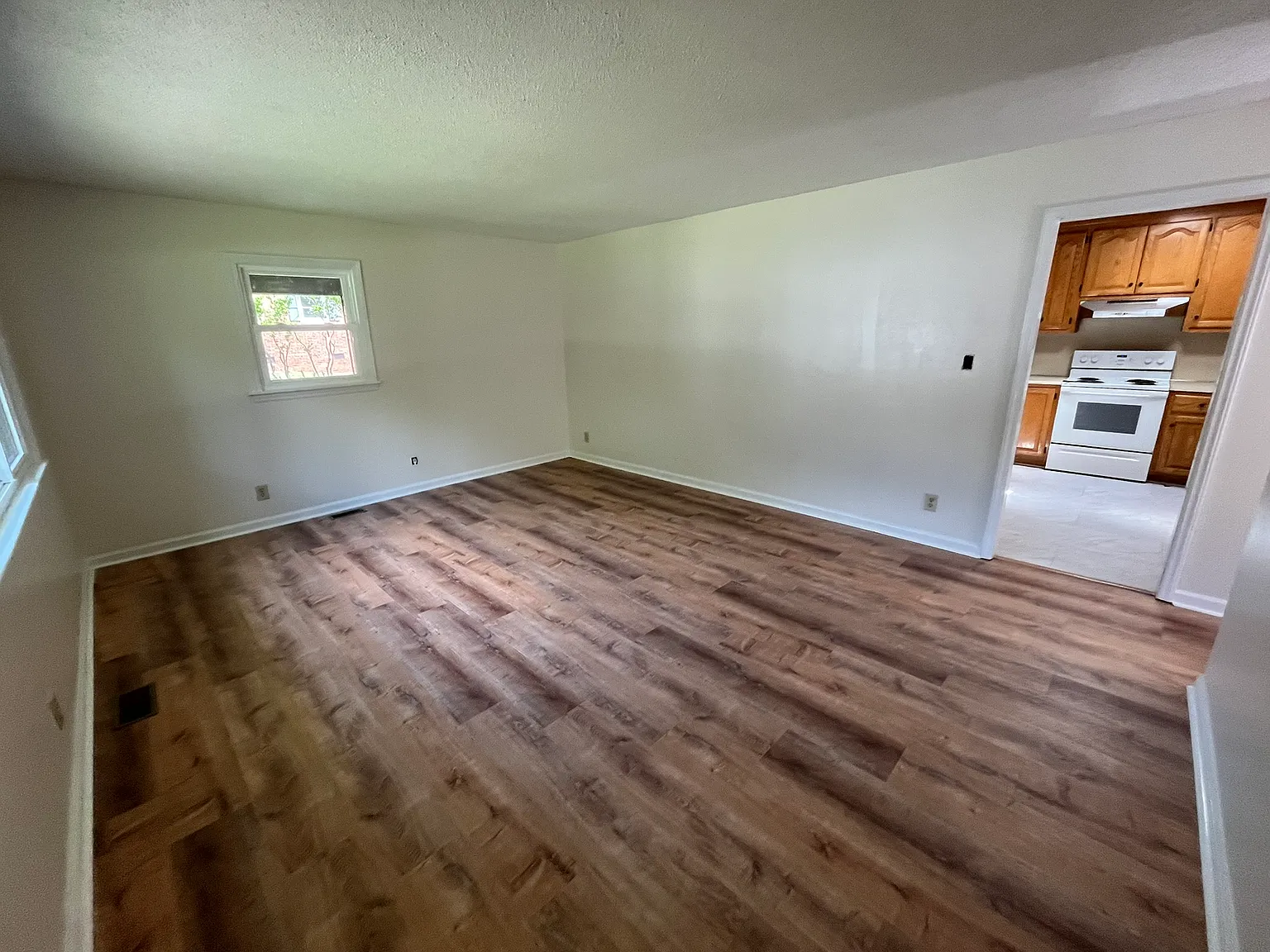 3 bed, 1.5 bath, 1262 sqft, $1,750 — Photo 2