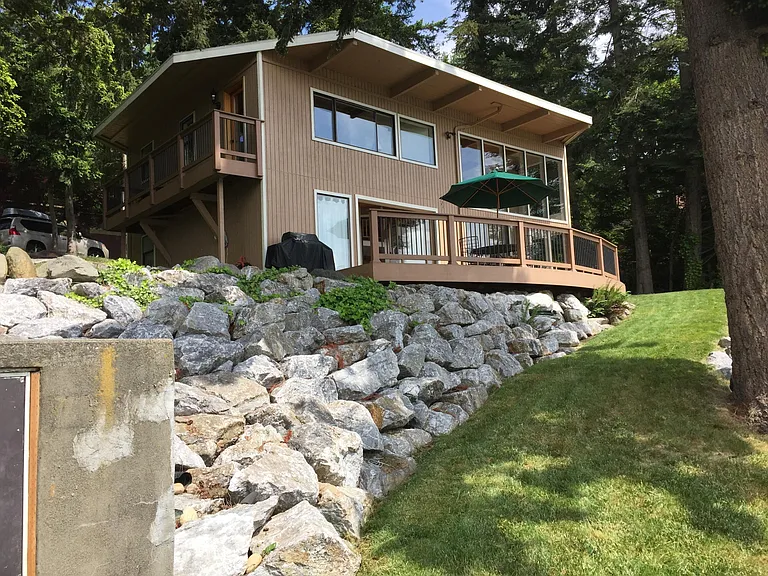 2058 Dellesta Dr — Photo 1