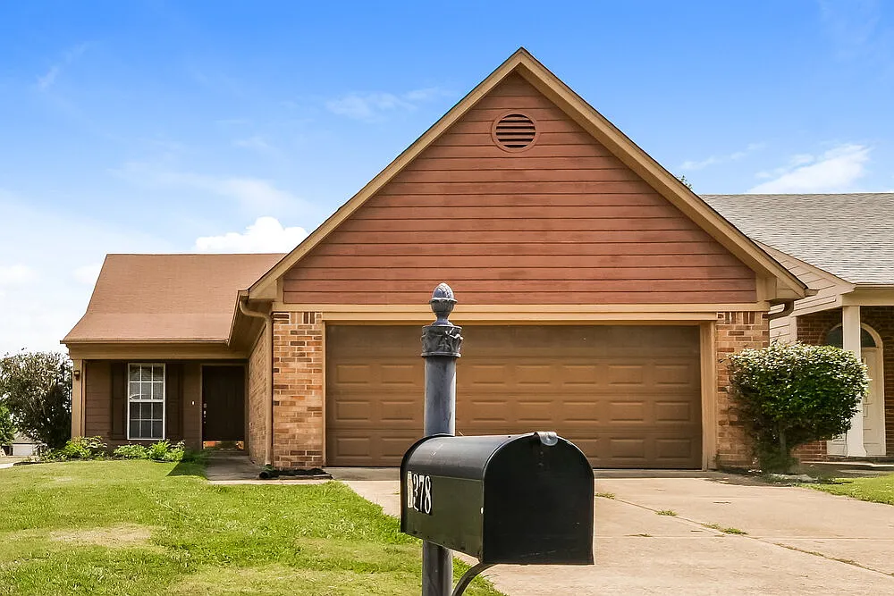 3 bed, 2.0 bath, 1416 sqft, $2,340 — Photo 1