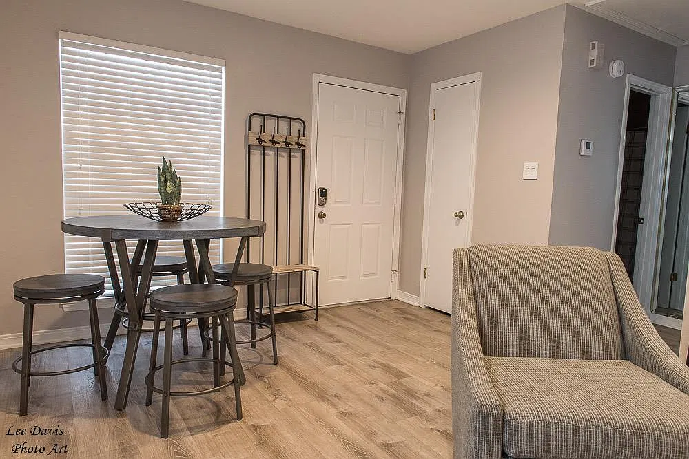 1 bed, 700 sqft, $1,800 — Photo 4